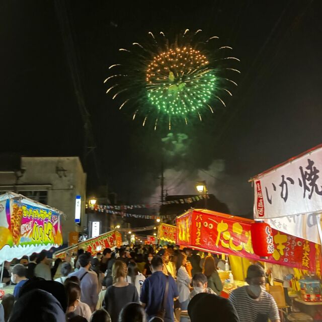 2年ぶりに通常開催された日田川開き観光祭
三隈川に花火が上がり始めて、街全体がザワザワとした雰囲気
の中、通りに連なる出店の人混みの中を川に向かって歩くワクワク感

川と一緒に体感できる花火

日田っ子に永く愛されてる情緒あるお祭りが帰ってきました！

#水処稀荘#一棟貸し#宿#日田市#日田#豆田町#Suikomareso#Hita#旅行#九州#大分県#trip#Japan#Kyushu#voyage#auberge#Japon#花月川#authentic#travel#airbnb#destination#街並み#ig_japan#japantrip#myhome#chezmoi#観光祭