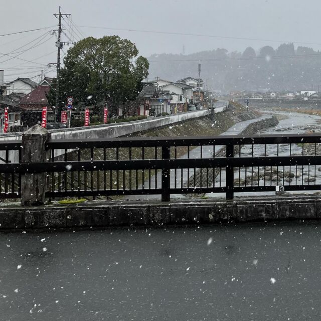 #今日は雪 
川沿いの水処稀荘では雪が橋を流れていく景色が見れますが、外はとても寒い！
部屋を暖めてお客様をお迎えします
今日のお客様はシンガポールから
たしか去年の大雪の日もシンガポールのお客様でした

#水処稀荘#一棟貸し#宿#日田市#日田#豆田町#Suikomareso#Hita#旅行#九州#大分県#初雪 #trip#Japan#Kyushu#voyage#auberge#Japon#花月川#authentic#travel#airbnb#destination#街並み#ig_japan#japantrip#firstsnow #chinese #english