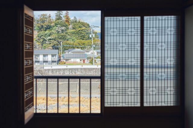 #窓から見える景色 ②
#theviewfromthewindow ②

2階の土の部屋の窓からは月隈山が見えます
日田のシンボルである三隈の広陵の1つの月隈
古くは古墳であり、江戸時代には永山城という城が建ち天領、西国筋郡代の中心地となった場所
水処稀荘がある豆田町は永山城の城下町として栄えた町です
現在は天守閣はなく石垣だけが残っていますが、月隈公園として公開されていて町が一望でき、水処稀荘からの散歩にもちょうどいいコース

また目の前には花月川があり、絶えず川の音が聞こえます

月隈の麓ということもあり、この地域は月にちなんだ土地柄で豆田町の伝統建物の中には月見台という月見をするためのベランダのような設備が作られていて、古くから月を楽しむ文化があります

今も電柱と電線が地下に埋められている町並みで、月がとても綺麗に見えます
宿泊された際には月を観ながらの夜の散歩がお薦めです

You can see Mount Tsukikuma from the window of the earthen room on the second floor. Tsukikuma is one of the three great tombs in Mikuma, a symbol of Hita. It was once an ancient tomb, and in the Edo period, Nagayama Castle was built, making it the center of the Tenryo and the Saigokusujigundai. Mamedacho, where Suikomareso is located, is a town that flourished as a castle town of Nagayama Castle. Currently, there is no castle tower and only the stone walls remain, but it is open to the public as Tsukikuma Park, where you can get a panoramic view of the town, and it is a perfect course for a walk from Suikomareso. There is also the Kagetsu River right in front of you, and you can hear the constant sound of the river. As it is at the foot of Tsukikuma, this area is associated with the moon, and among the traditional buildings in Mamedacho, there are facilities like verandas called Tsukimidai, which are used for moon-viewing, and there has been a culture of enjoying the moon since ancient times. Even now, electric poles and electric wires are buried underground in the townscape, and the moon looks very beautiful. If you stay overnight, we recommend taking an evening walk while watching the moon.

#自炊ができる宿 
#三隈川
#川見
#家族旅行
#familytrip
#オーバーツーリズムに疲れたあなたへ
#水処稀荘
#すいこまれそう
#スイコマレソウ
#1棟貸切の宿
#本棚
#土の部屋
#ムの間
#日田市
#hita
#左官
#九州旅行の拠点地
#家具を堪能できる宿
#orderfurniture
#originaltable
#bookshelf
#clayroom
#likeavillain
#kyushutrip
#suikomareso
#traditionaljapan
#privatevilla
#luxuryaccommodation